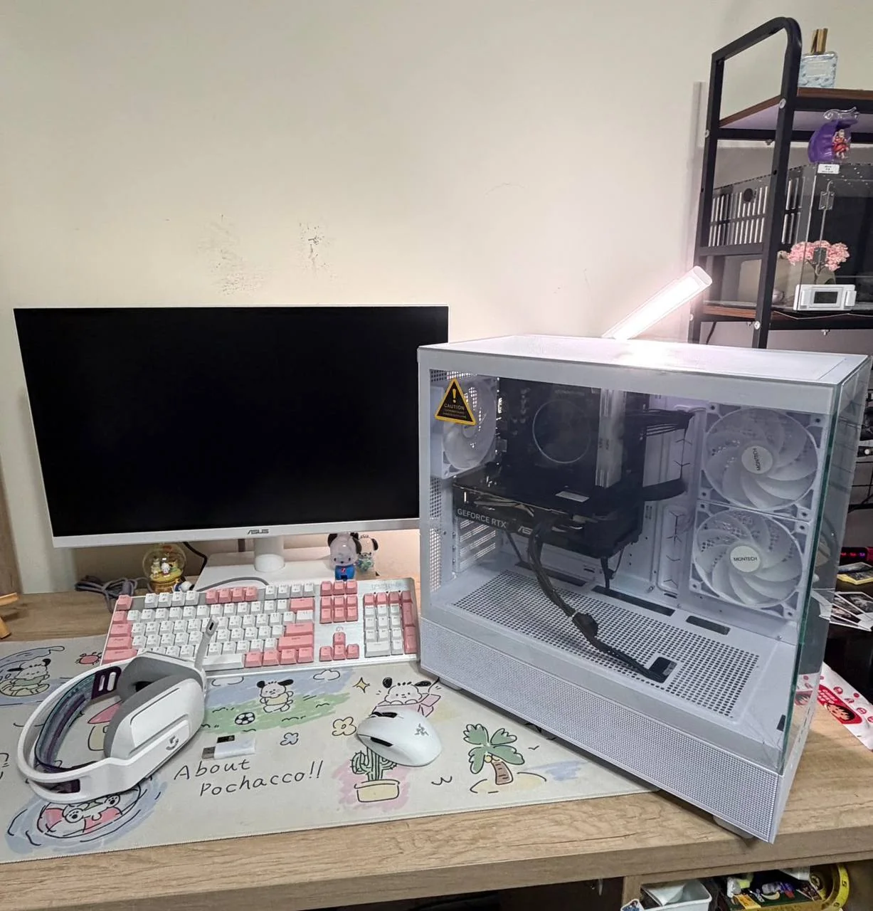 客戶桌面上的白色遊戲主機與螢幕鍵鼠配置