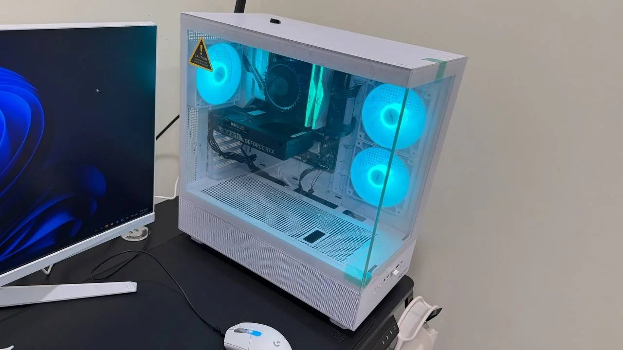 白色側透遊戲主機 RGB 風扇與內部空間